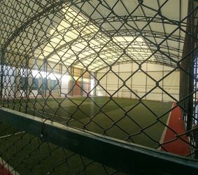 ملعب صغير بعشب صناعي